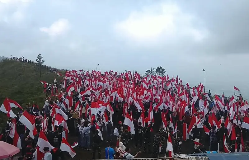 Pecahkan Rekor MURI, 2.681 Bendera Merah Putih Berkibar di Bibir Kawah Galunggung Tasikmalaya
