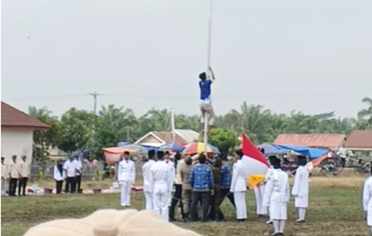 Remaja di Banyuasin Panjat Tiang Bendera 12 Meter demi Merah Putih Berkibar, Tali Sempat Keluar Rel