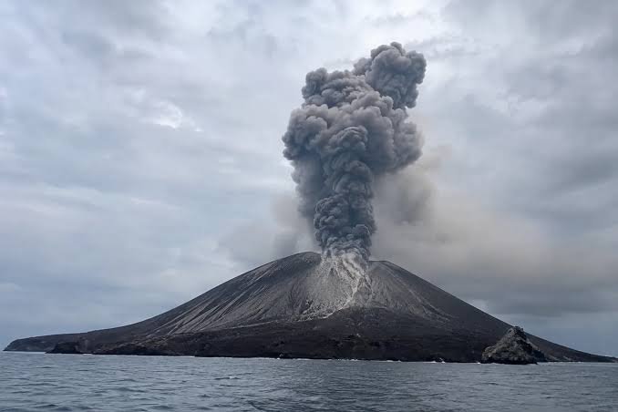 Gunung Anak Krakatau Meletus 19 Kali Seharian, Kolom Abu Vulkanik Tembus 400 Meter di Atas Puncak