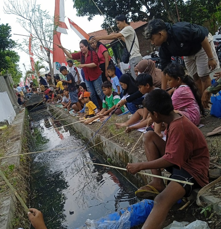 Lebih dari 1.000 Warga Ngemplak Perak Ikut Mancing Gratis Agustusan, Omzet UMKM Kuliner Langsung Laris Manis