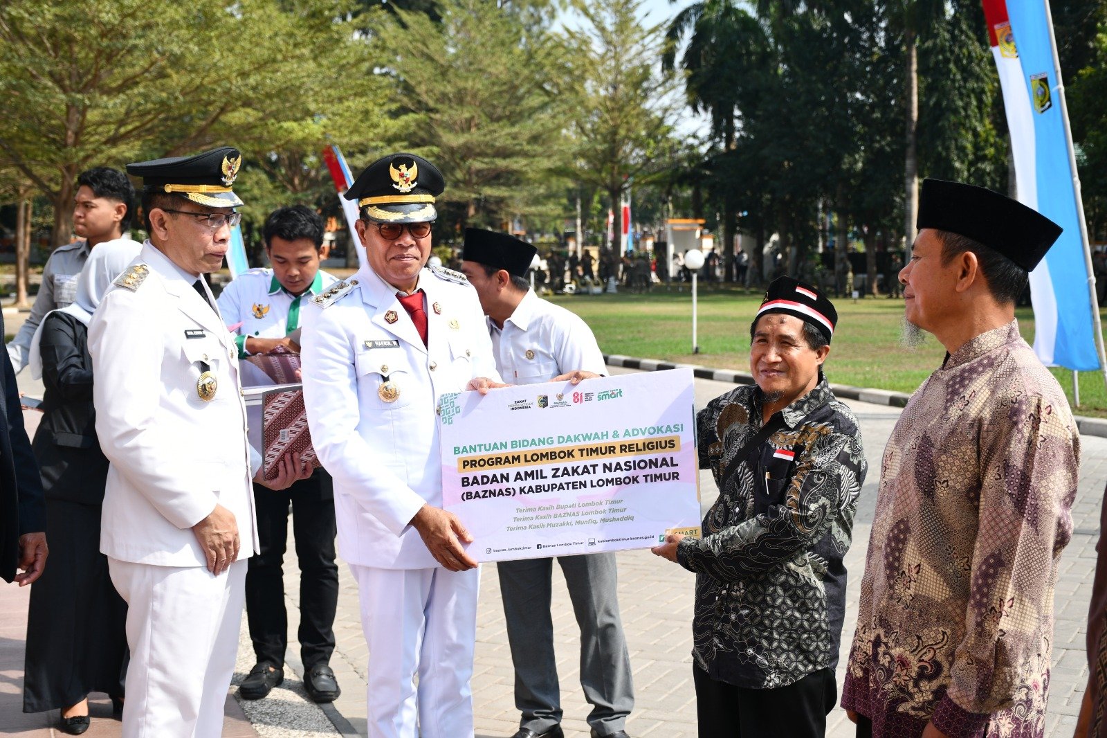 Paskibraka Lombok Timur Kibarkan Merah Putih di HUT ke-81 RI, Bupati Serahkan Bantuan Baznas untuk Mustahik