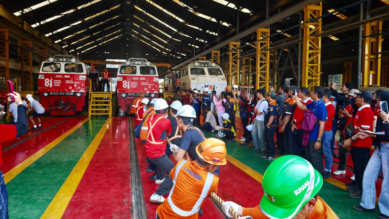 Tarik Lokomotif 80 Ton hingga Pasang Jembatan Darurat, Ini Cara Insan KAI Daop 2 Bandung Rayakan HUT ke-81 RI