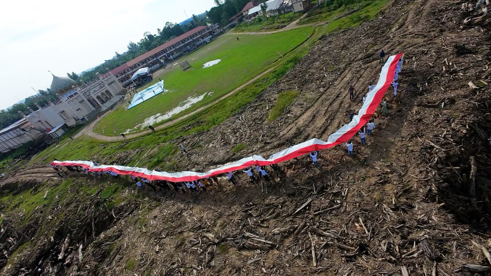 Relawan Bakti BUMN 2026 di Aceh Tamiang Kibarkan Merah Putih 81 Meter, BSI Pimpin Aksi Sosial di Pesantren Terdampak Banjir