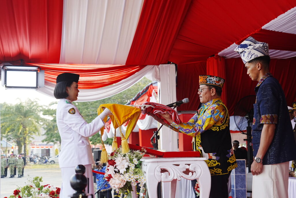 Wagub Kaltara Ingkong Ala Pimpin Upacara Penurunan Bendera HUT ke-81 RI di Lapangan Agatis Tanjung Selor