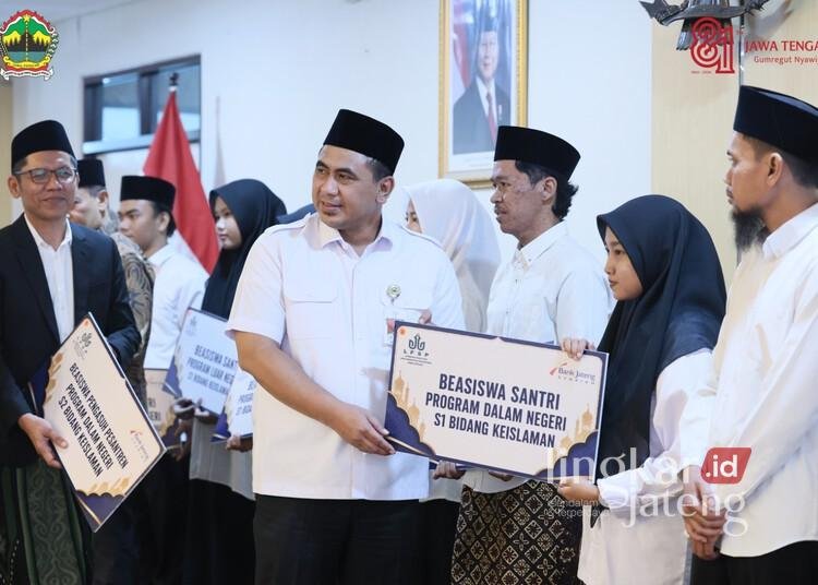 Hari Jadi ke-81, Pemprov Jateng Salurkan Beasiswa ke 73 Santri dan Pengasuh Pesantren, Termasuk Kuliah ke Luar Negeri