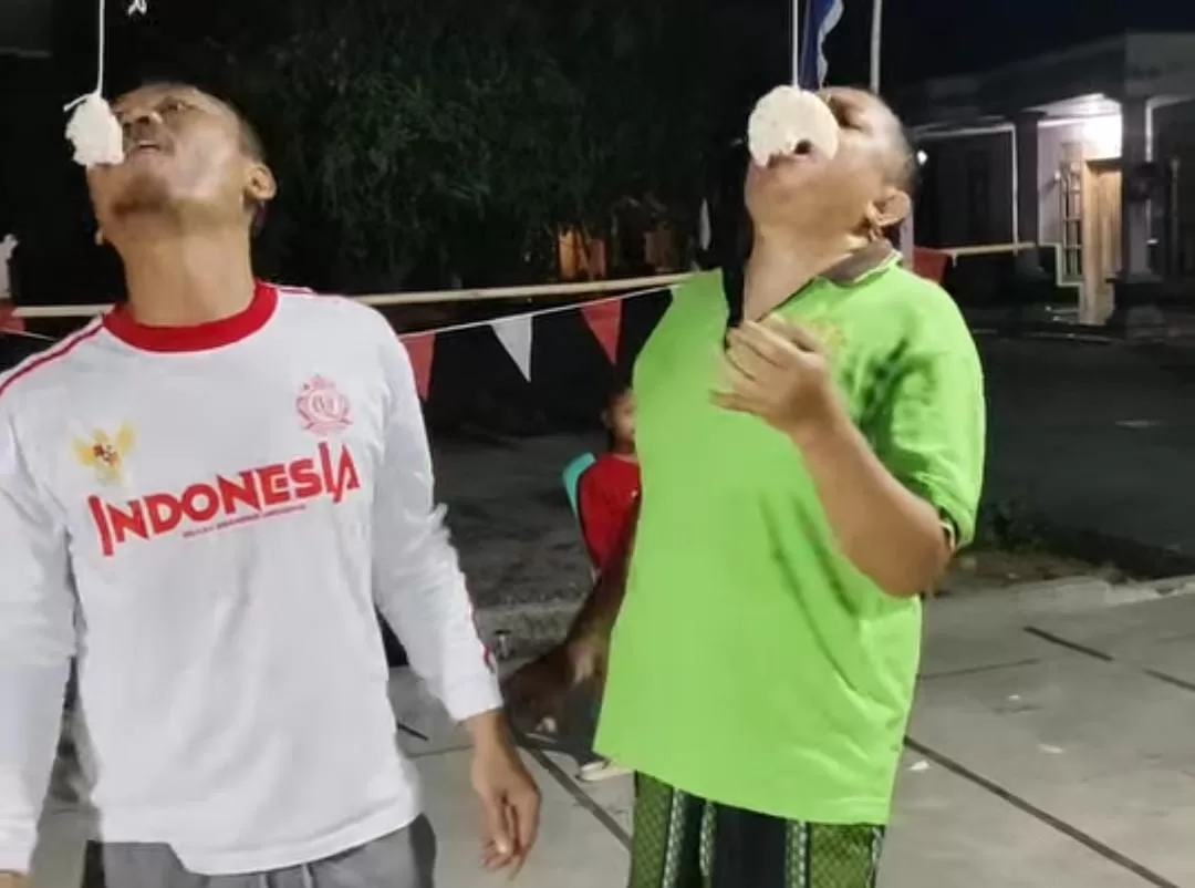 Anggota DPRD Pati Kastomo Ikut Lomba Makan Kerupuk Bersama Warga Desa Kudur, Ini Pesannya untuk Generasi Muda