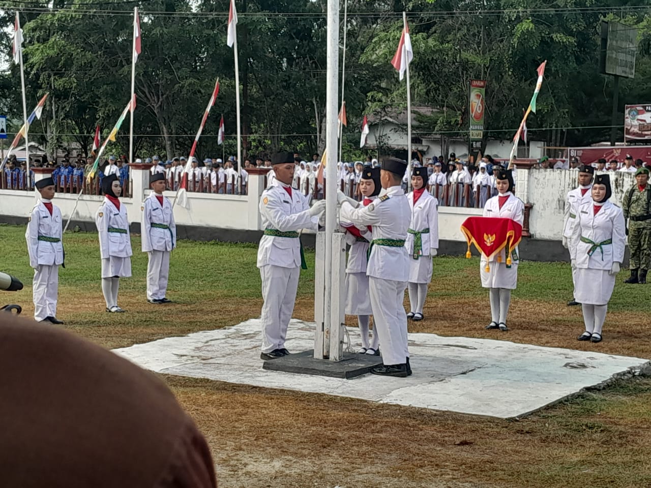 HUT ke-81 RI di Mandor: Kapolsek Ajak Warga Jaga Kamtibmas, Upacara Diikuti Pelajar hingga Tokoh Adat