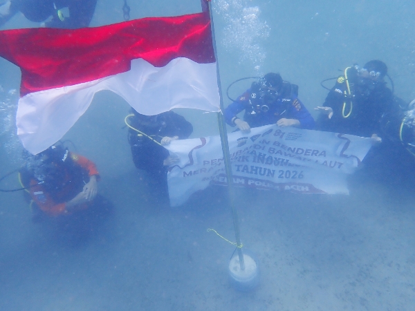 Polairud Polda Aceh Kibarkan Merah Putih di Dasar Laut Krueng Raya, 20 Penyelam Turun ke Kedalaman