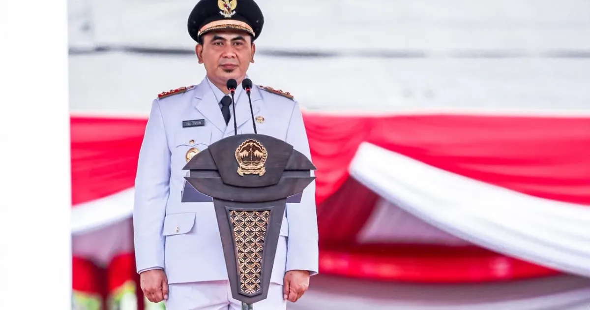 Wagub Taj Yasin Pimpin Upacara Penurunan Bendera HUT ke-81 RI di Simpang Lima, Ratusan Warga Padati Lapangan Pancasila