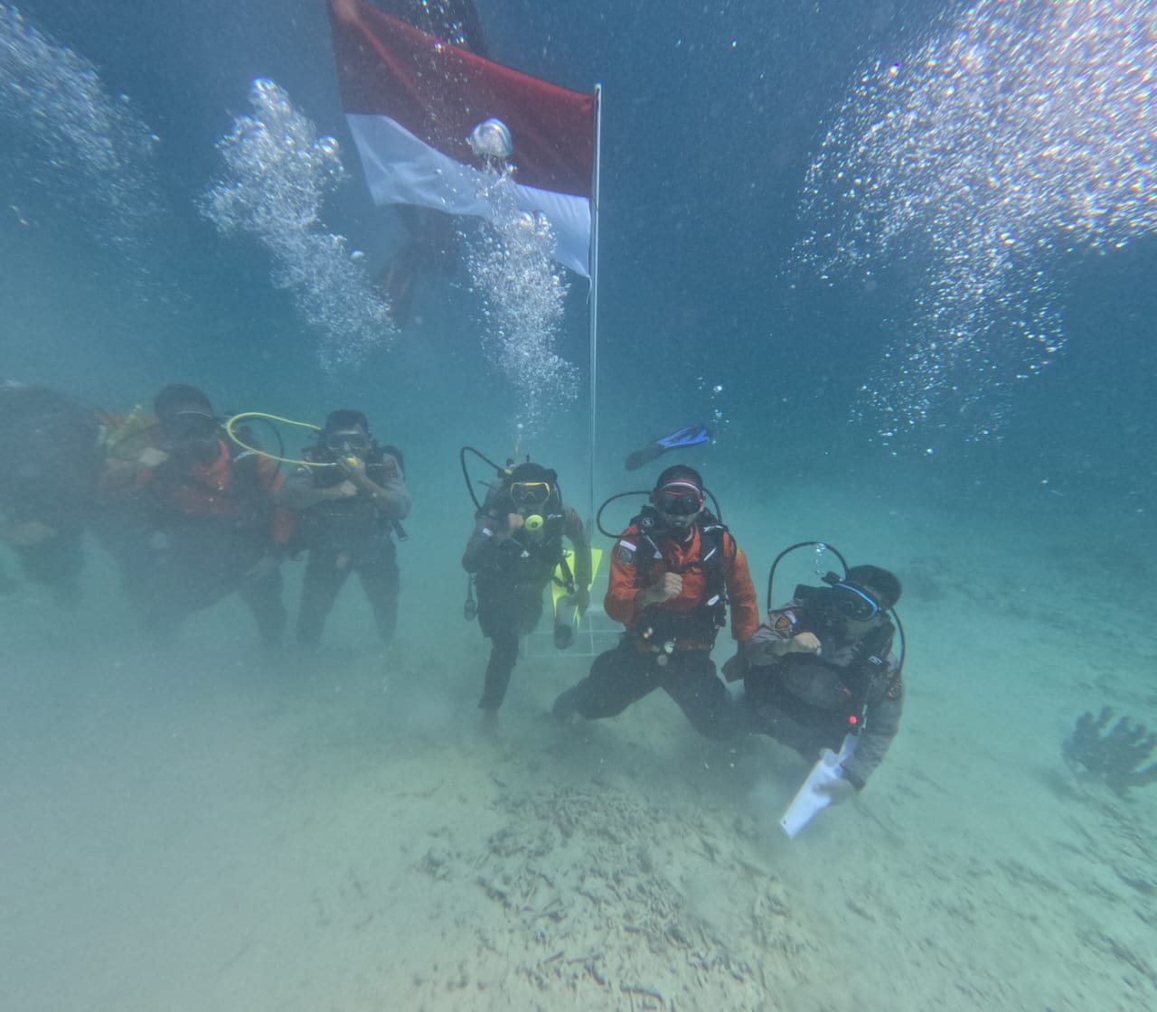 Momen HUT ke-81 RI, Polres Simeulue Kibarkan Merah Putih di Dasar Laut untuk Jaga Ekosistem Terumbu Karang