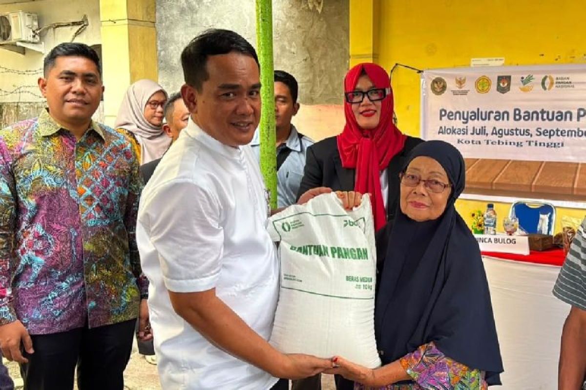 Bulog Sumut Salurkan 422 Ton Beras Bantuan Pangan untuk 14.066 Keluarga di Empat Daerah