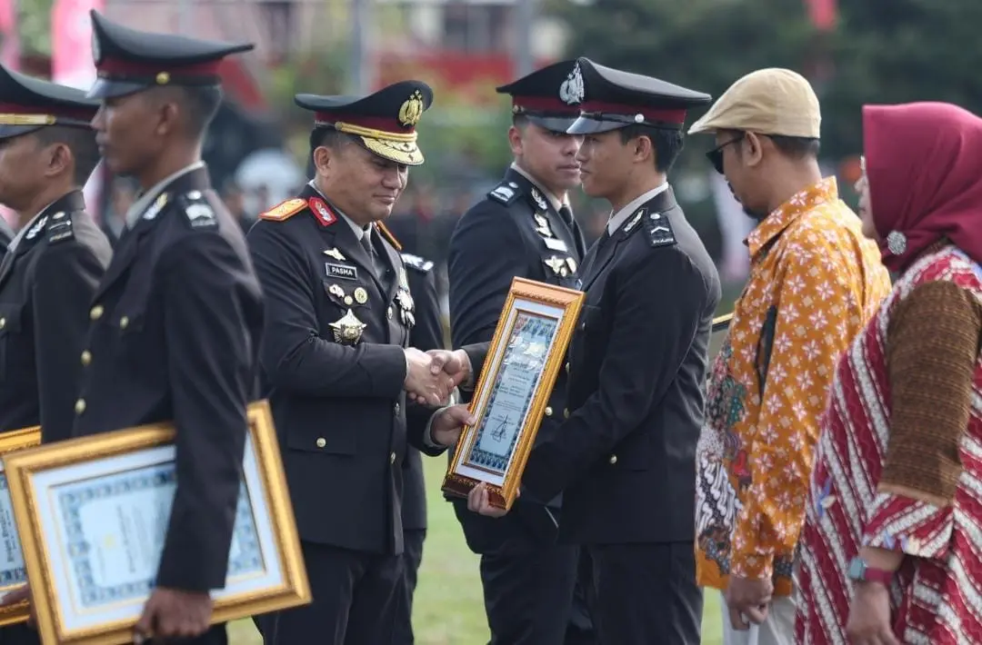 Polda Jatim Peringati HUT Ke-81 RI, Wakapolda Pasma Tekankan Pelayanan Publik dan Penghargaan untuk Personel Berprestasi