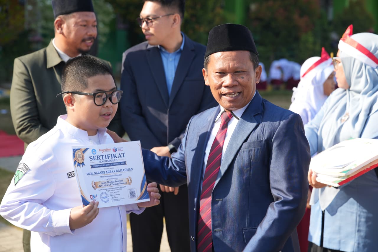 Pesantren Ummusshabri Kendari Rayakan HUT ke-81 RI dengan Penganugerahan Reward untuk 12 Santri dan Guru Berprestasi
