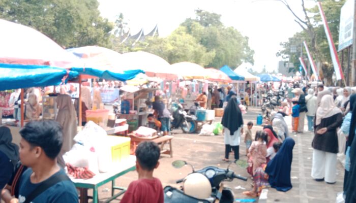 Pawai Alegoris HUT ke-81 RI di Batusangkar Serbu Pengunjung, Pedagang Kaki Lima Raup Omzet Berlipat