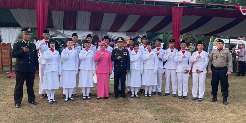 Kapolsek Tanjung Palas Iptu Ari Siswoyo Pimpin Upacara Penurunan Bendera HUT ke-81 RI di Lapangan Krido Bantolo, Ratusan Pelajar Ikut Serta
