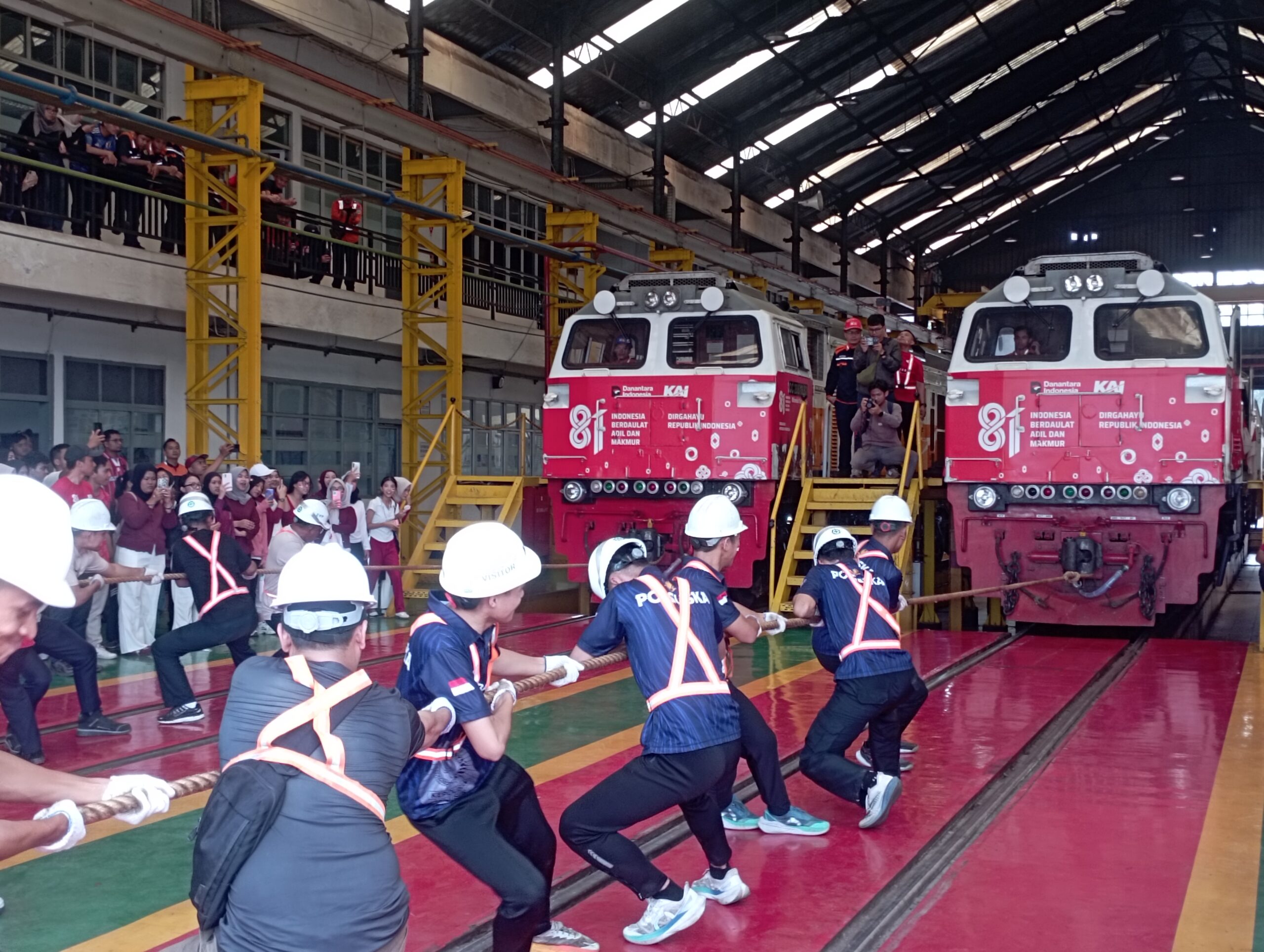 KAI Daop 2 Bandung Peringati HUT RI ke-81 dengan Lomba Tarik Lokomotif 80 Ton dan Simulasi Rel Patah
