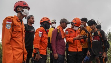 Tim SAR Gabungan Evakuasi 26 Pendaki Cedera dan Hipotermia saat Upacara HUT RI di Gunung Bawakaraeng