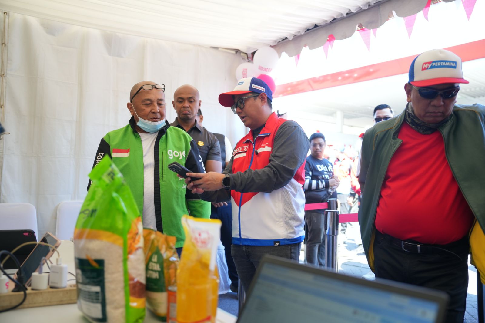 HUT ke-81 RI: Pertamina Regional Sulawesi Ajak Pelanggan dan Anak Yatim, Tebus Sembako Murah Rp100 Ribu