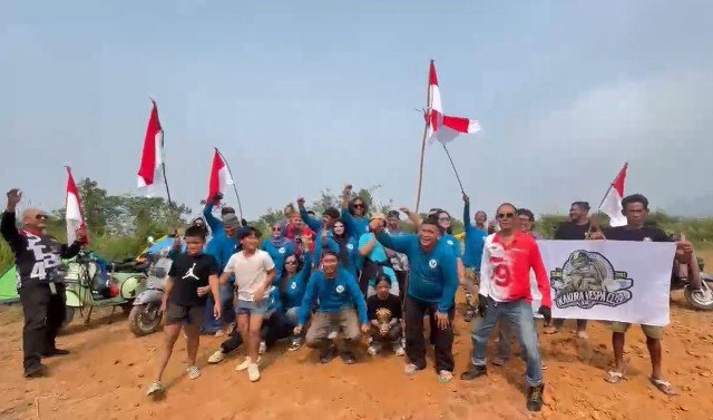 HUT ke-81 RI, Komunitas Vespa Pontianak Kibarkan Merah Putih di Puncak Bukit Saka 4 Landak