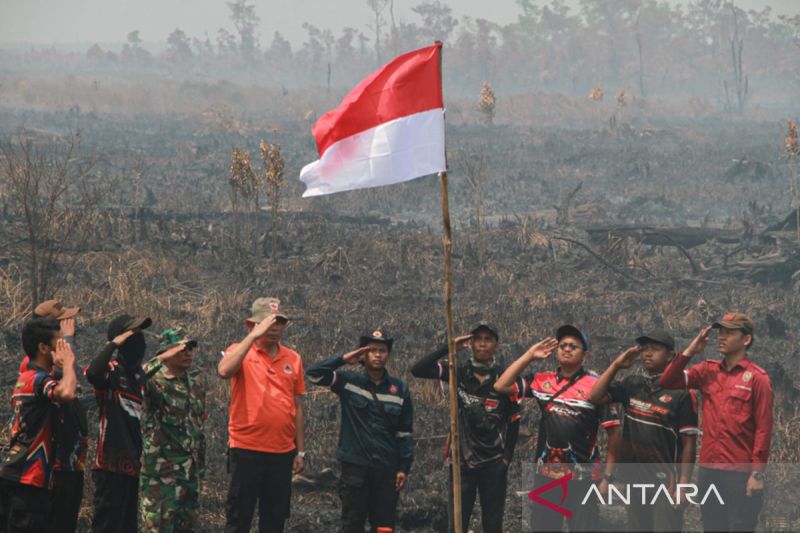 Relawan Damkar Kibarkan Merah Putih di Lokasi Karhutla Palangka Raya, Upacara HUT RI ke-81 di Tengah Kepungan Asap