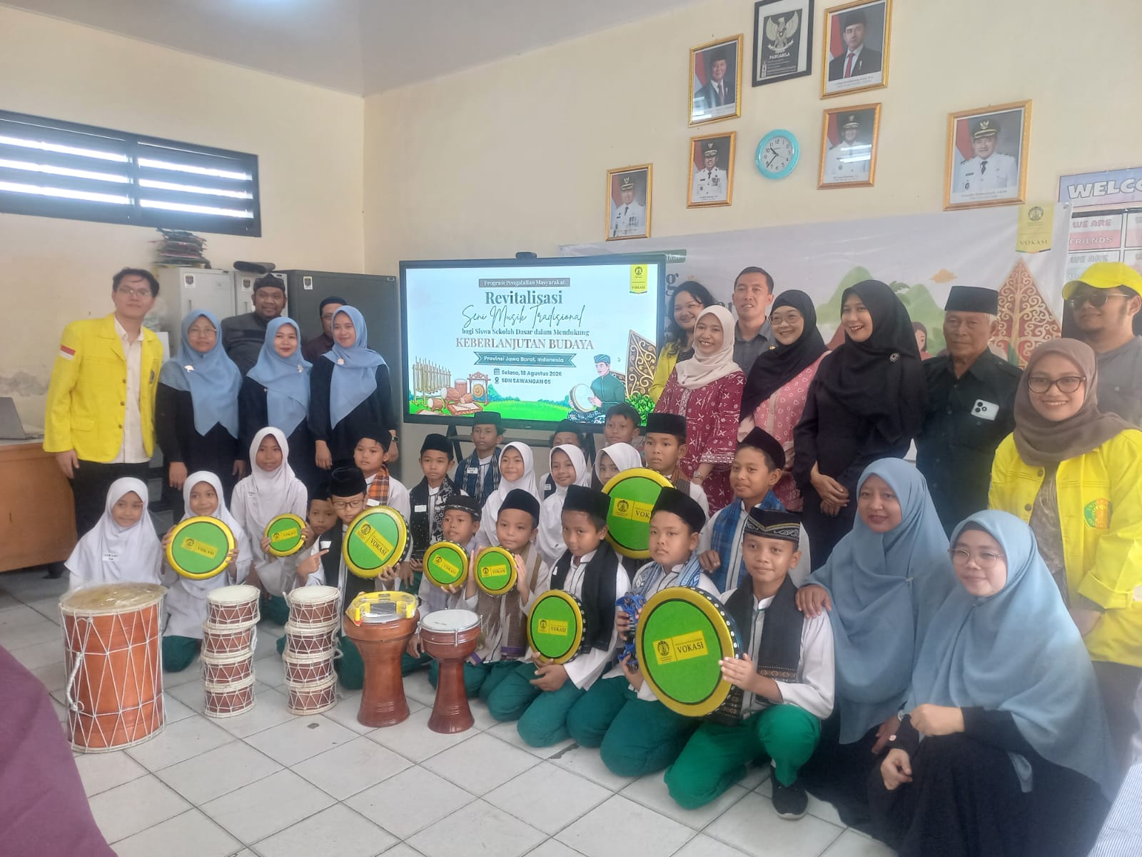 Sekolah Vokasi UI Gelar Pengabdian di SDN Sawangan 05, Hibahkan Alat Musik Qasidah dan Program Literasi