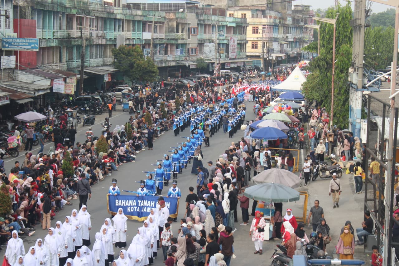 Pawai Pembangunan HUT ke-81 RI di Jambi Meriah, Wagub Sani Lepas Ribuan Peserta dari Taman Putri Pinang Masak