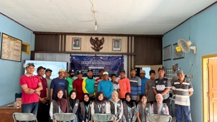 KKN UNS Ngawi Ajak Petani Ubah Lamtoro dan Kulit Pisang Jadi Pupuk Cair, Begini Caranya