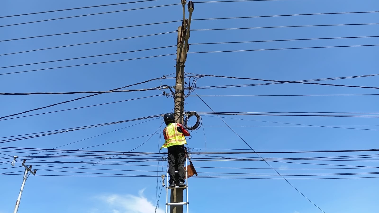 PLN Icon Plus Rawat Ratusan Kilometer Jaringan Fiber Optik di Pesisir Selatan, Begini Metodenya