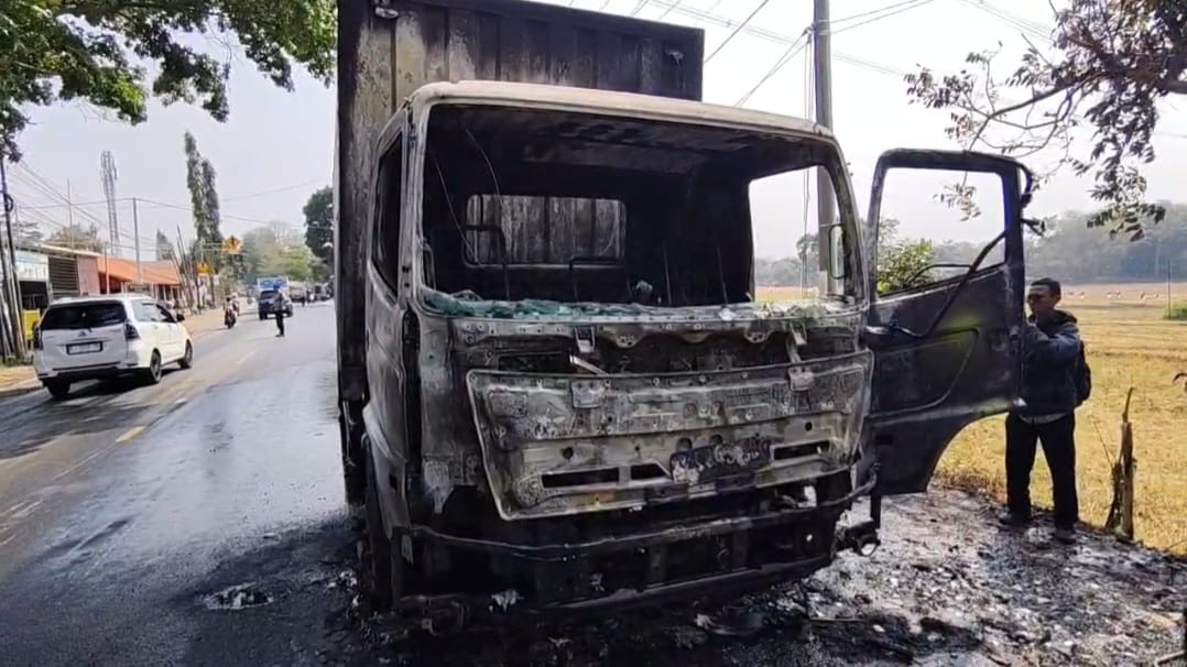 Truk Muatan 22 Ton Teh Gelas Terbakar di Beber Cirebon, Sopir Sempat Cium Bau Kabel Sebelum Api Menyembur