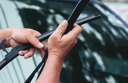 7 Tanda Karet Wiper Mobil Mulai Rusak, Cek Sebelum Musim Hujan Tiba