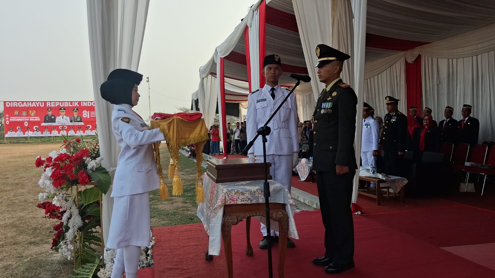 Danramil Rajeg Kapten Inf Kus Fiananda Yusuf Pimpin Upacara Penurunan Bendera HUT ke-81 RI di Stadion Mini