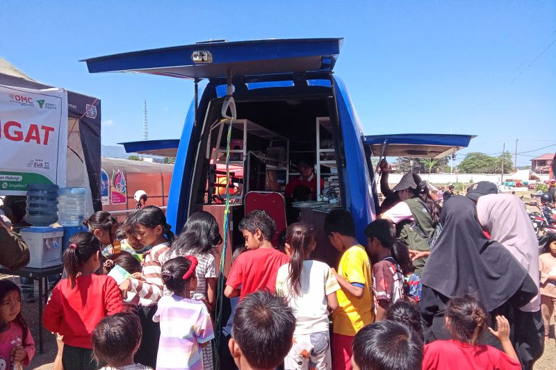 Tim Literasi Disarpus Sikka Hadirkan Trauma Healing di Pengungsian Gelora Samador, Anak Korban Gempa Flores Diajak Bermain dan Membaca