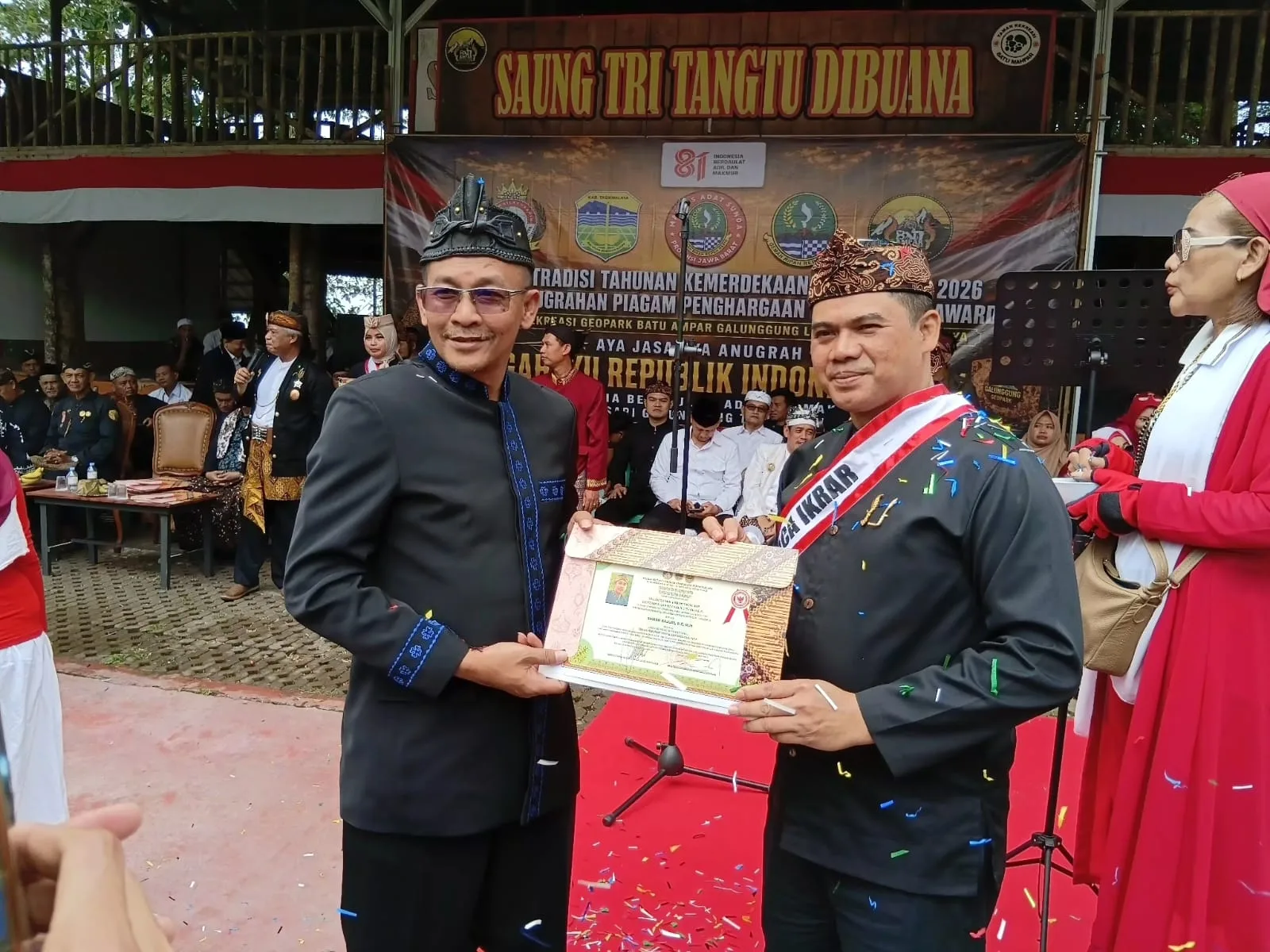 Ketua Paguyuban Ki Garut Ahmad Bajuri Terima Galunggung Award Adiluhung Ki Sunda Utama dari Majelis Adat Sunda Jawa Barat