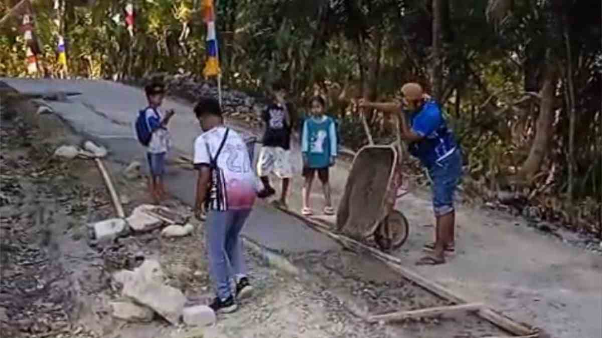 Warga Legokjawa Pangandaran Patungan Rp50 Ribu-Rp150 Ribu Perbaiki Jalan Rusak Sepanjang 1 Kilometer