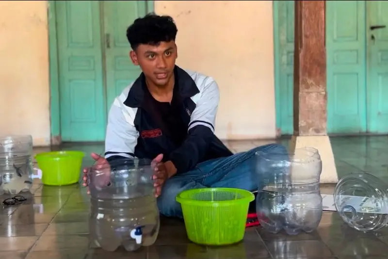 Mahasiswa KKN Undip Ajari Warga Desa Gentan Sukoharjo Ubah Galon Bekas Jadi Akuaponik, Panen Lele dan Kangkung di Lahan Sempit