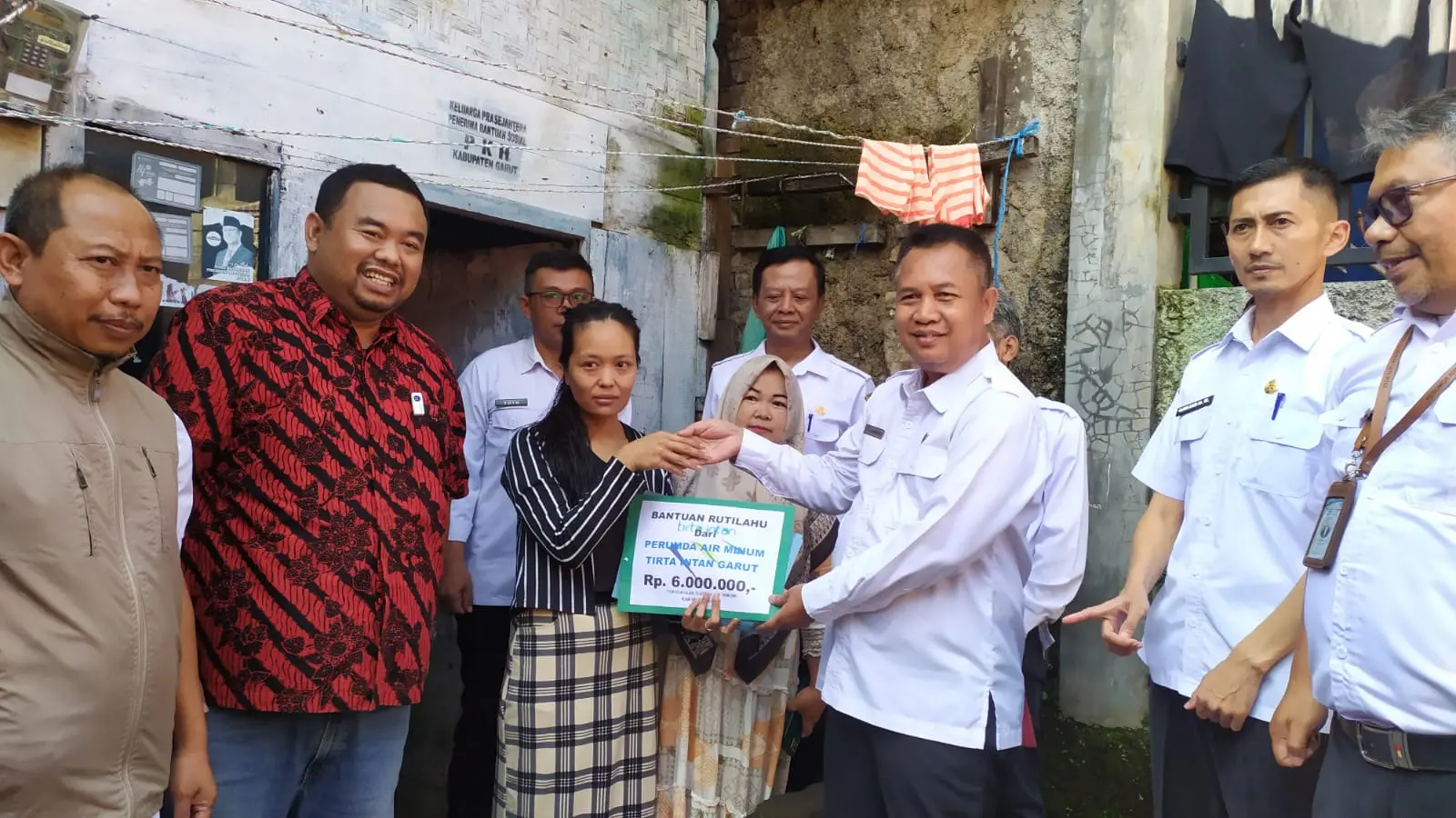 Perumda Tirta Intan Garut Bagikan 70 Paket Sembako dan Bantuan BPJS untuk 100 Warga Sekitar Kantor