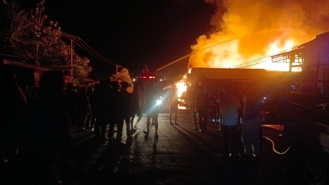 Kebakaran Hebat Landa Permukiman Padat di Tideng Pale Timur, Puluhan Bangunan Hangus dan Arus Lalu Lintas Terganggu