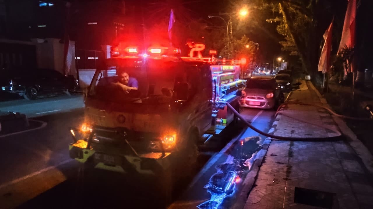 Damkar Sulbar Siram Lapangan Ahmad Kirang dan Pasok Air Bersih untuk Kelancaran Upacara HUT ke-81 RI di Mamuju