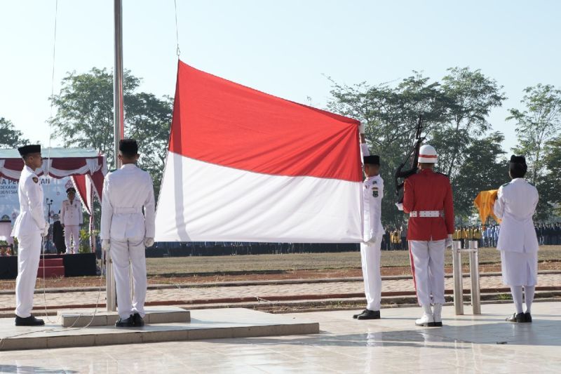 Bupati Kapuas Beri Tali Asih ke 42 Anggota Paskibraka Usai Sukseskan Upacara HUT ke-81 RI di Stadion Panunjung Tarung