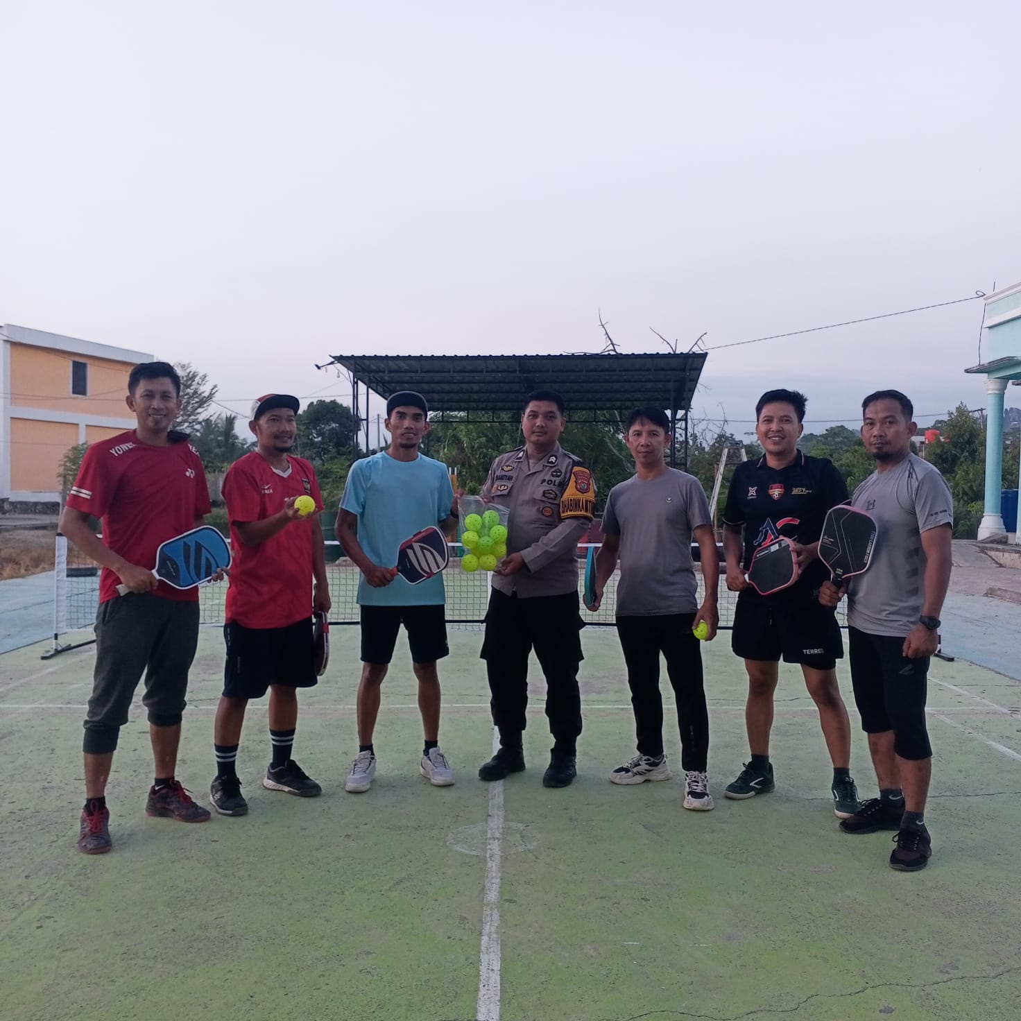 Bhabinkamtibmas Topoyo Serahkan Bola Pickleball ke Warga, Imbau Jaga Kamtibmas di Lapangan Al-Arsal