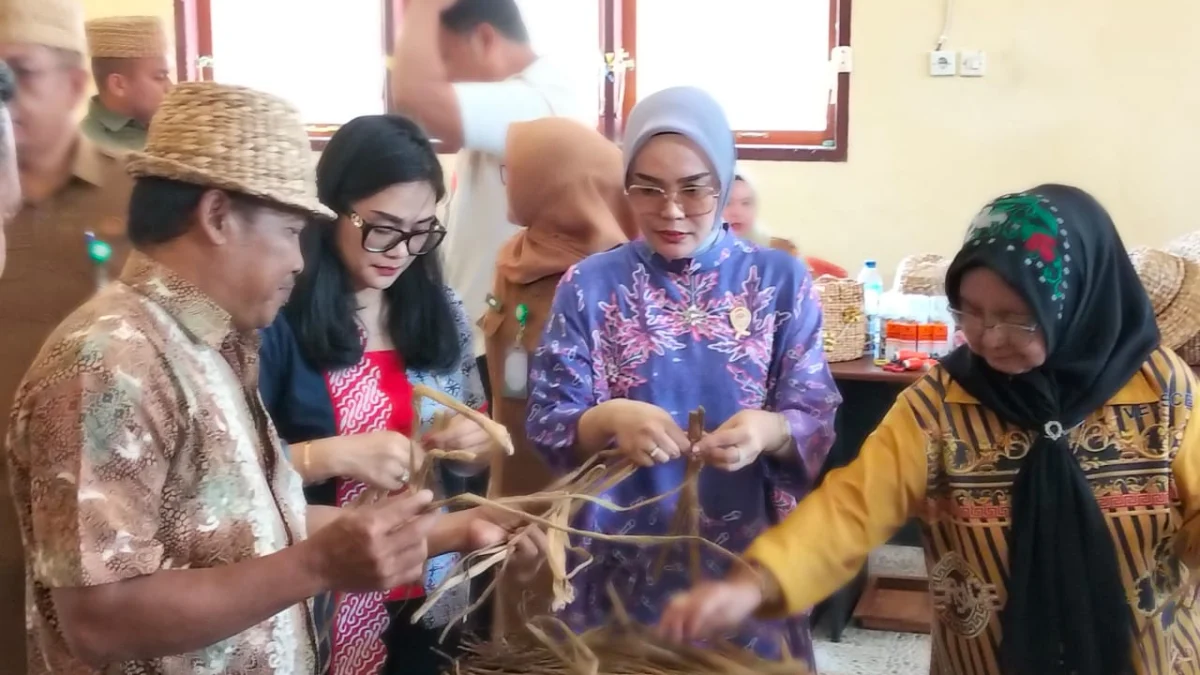 Dekranasda Kotamobagu Tinjau Mesin Produksi di Disperinaker, Eceng Gondok Disulap Jadi Peluang Usaha Baru