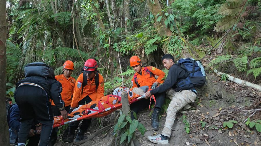 Evakuasi Pendaki Sakit di Pos 5 Gunung Gamalama: 8 Jam Perjalanan Tandu di Malam Hari