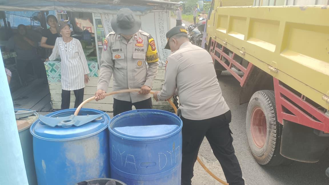 Polsek Tanjungpinang Kota Salurkan 5.000 Liter Air Bersih ke 3 RT di Kampung Bugis saat Kemarau