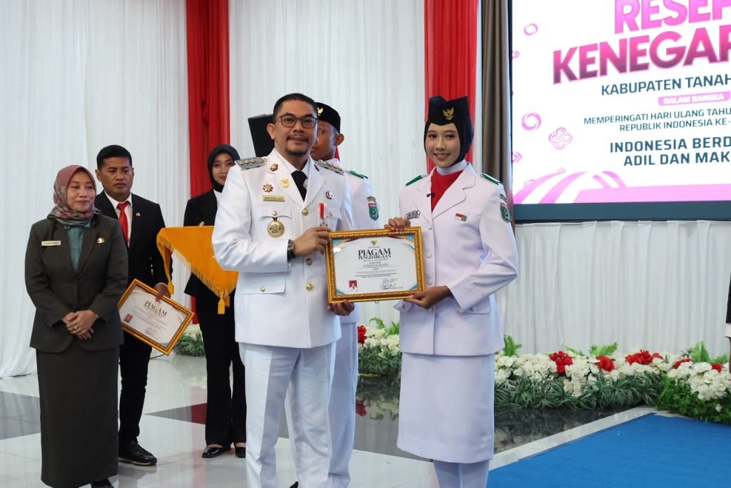 Bupati Tanah Bumbu Andi Rudi Latif Beri Beasiswa Kuliah untuk Puluhan Anggota Paskibraka HUT ke-81 RI