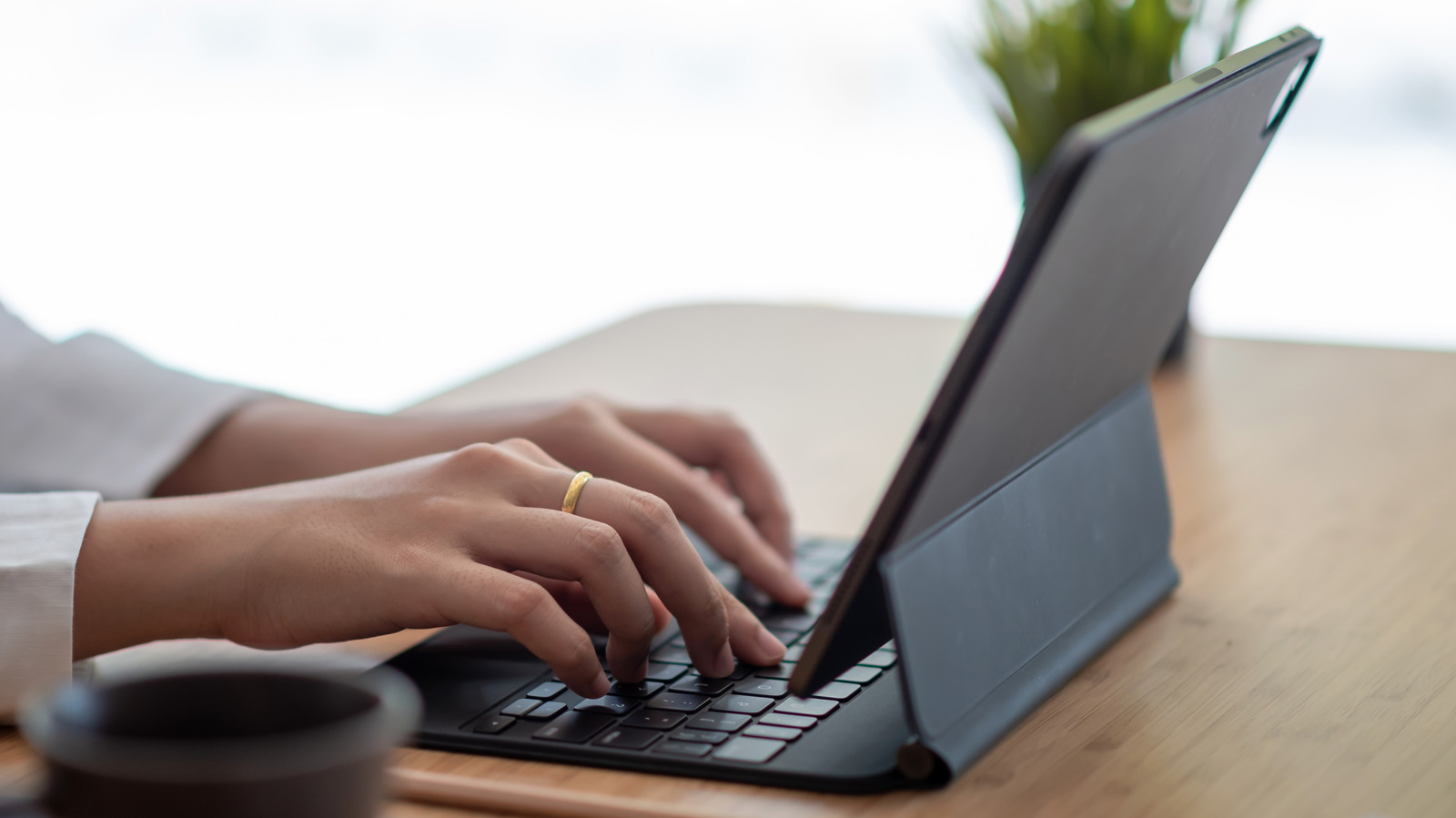 Apple Magic Keyboard vs Logitech Combo Touch: Pilih Keyboard Case iPad yang Tepat
