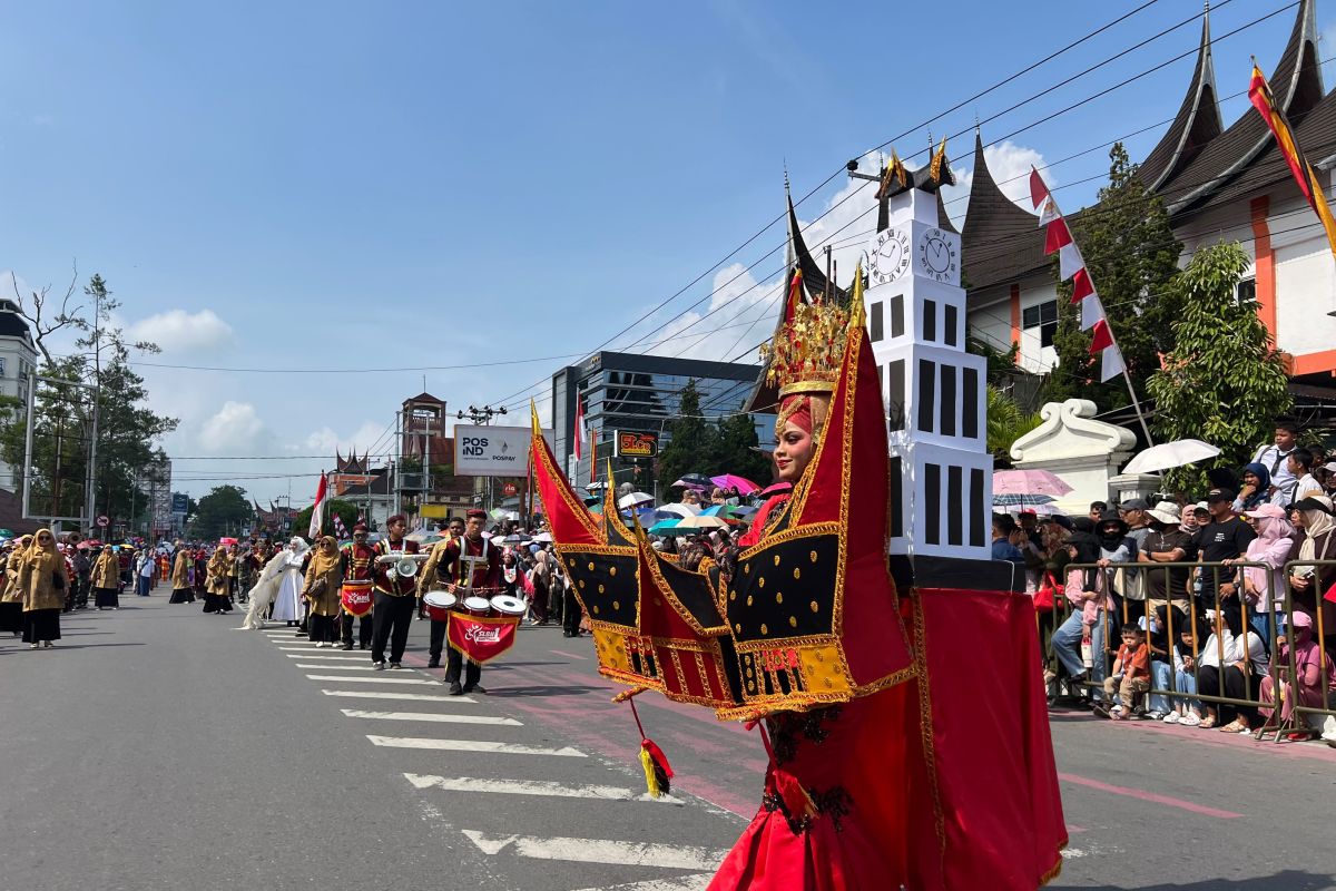 Pawai Alegoris HUT Ke-81 RI di Bukittinggi Diikuti 139 Barisan, Ribuan Pelajar Meriahkan Jalan Sudirman