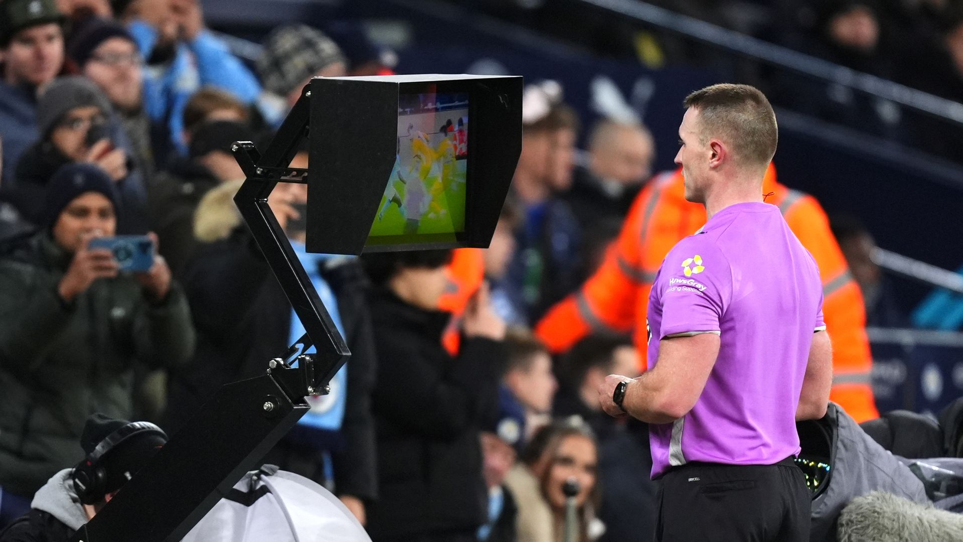 Premier League Rilis Audio Wasit Lebih Banyak Musim Ini, Transparansi Keputusan Dipertanyakan