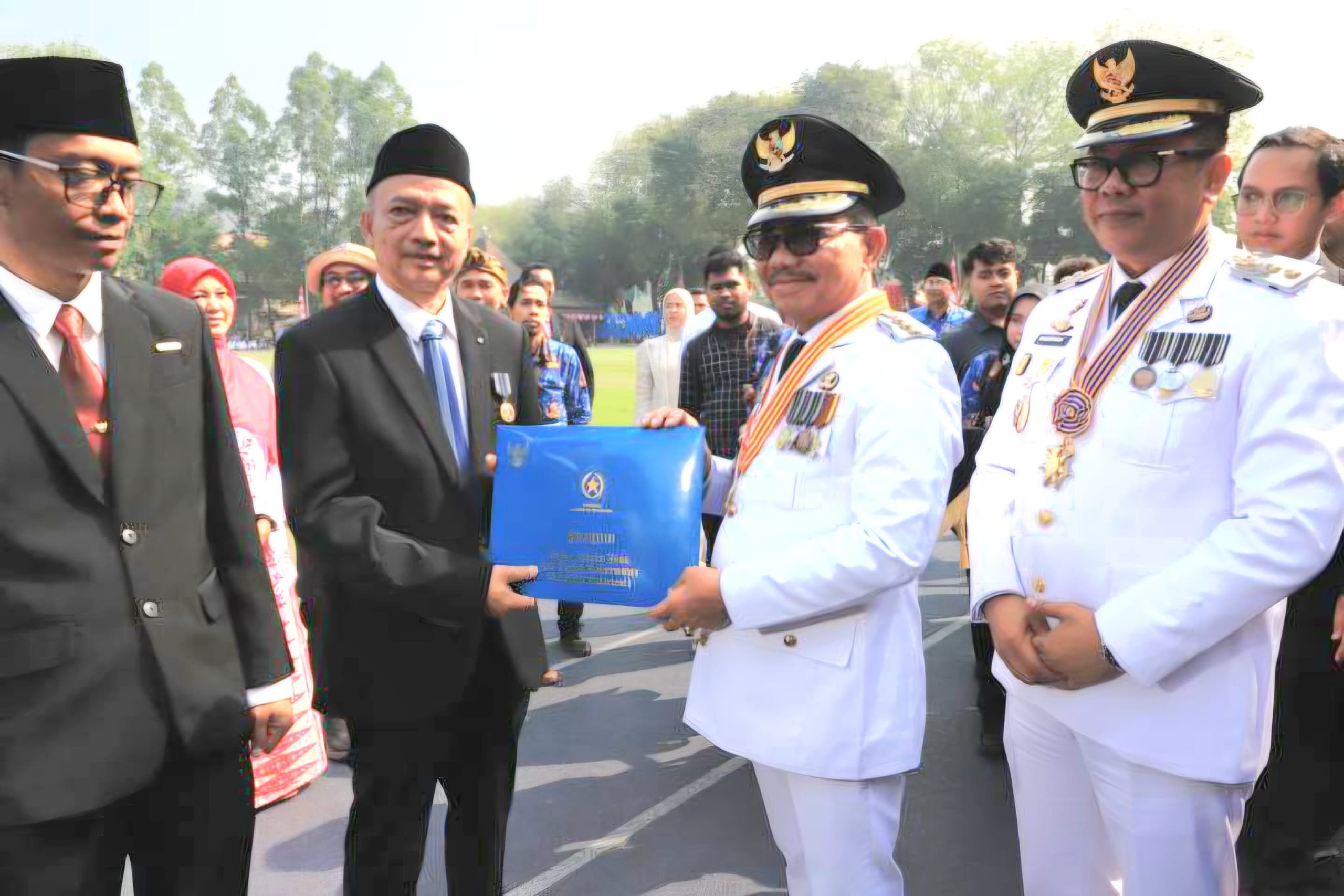 Guru SMPN 9 Tangerang Dedi Herdiana Terima Satyalencana 30 Tahun Pengabdian, Tetap Mengajar Hingga Purnabakti 2028