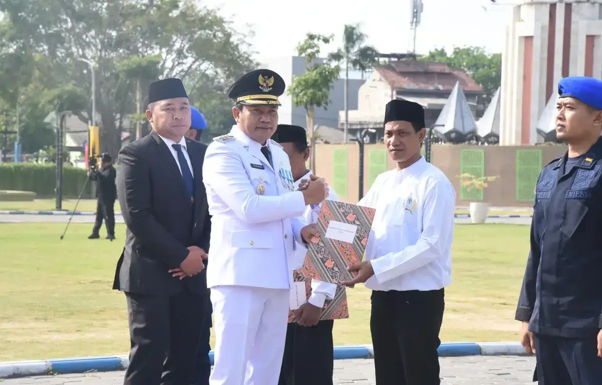 HUT ke-81 RI, Bupati Subandi Serahkan Remisi ke Warga Binaan Lapas Sidoarjo