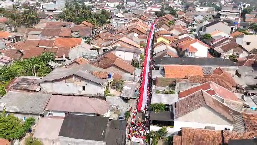 Bendera Merah Putih 300 Meter Dibentangkan Warga Ciwaduk Gede Cilegon, Diarak Estafet di Jalan H. Dangi